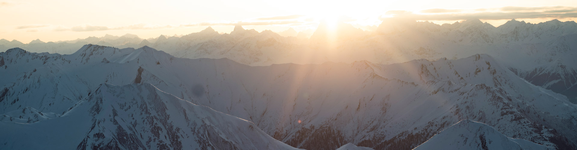 Panoramablick auf verschneite Berge in Ischgl.